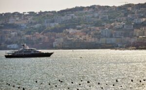 Vista mare con nave, con programmazione di tour per crocieristi a Napoli