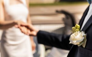 Sposi che si tengono per mano, dopo aver organizzato un matrimonio perfetto in Campania.
