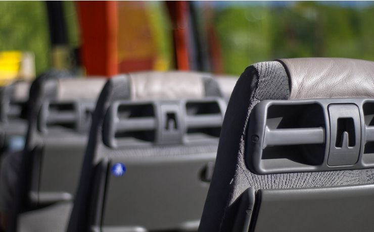 Interni di un pullman, per organizzare una cerimonia o una festa privata perfetta e piena di comfort.