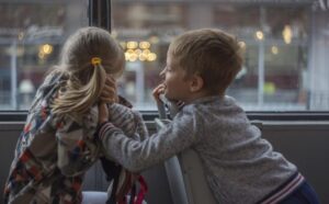 Bambini che si godono il viaggio in autobus per scuole in tranquillità