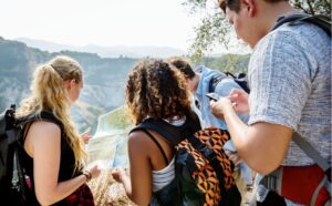Gruppo di giovani durante un'escursione, servizio richiesto dalle associazioni culturali e turistiche.