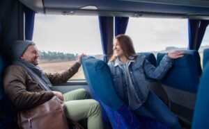 Giovani adulti che viaggiano facendo esperienze digitali in autobus